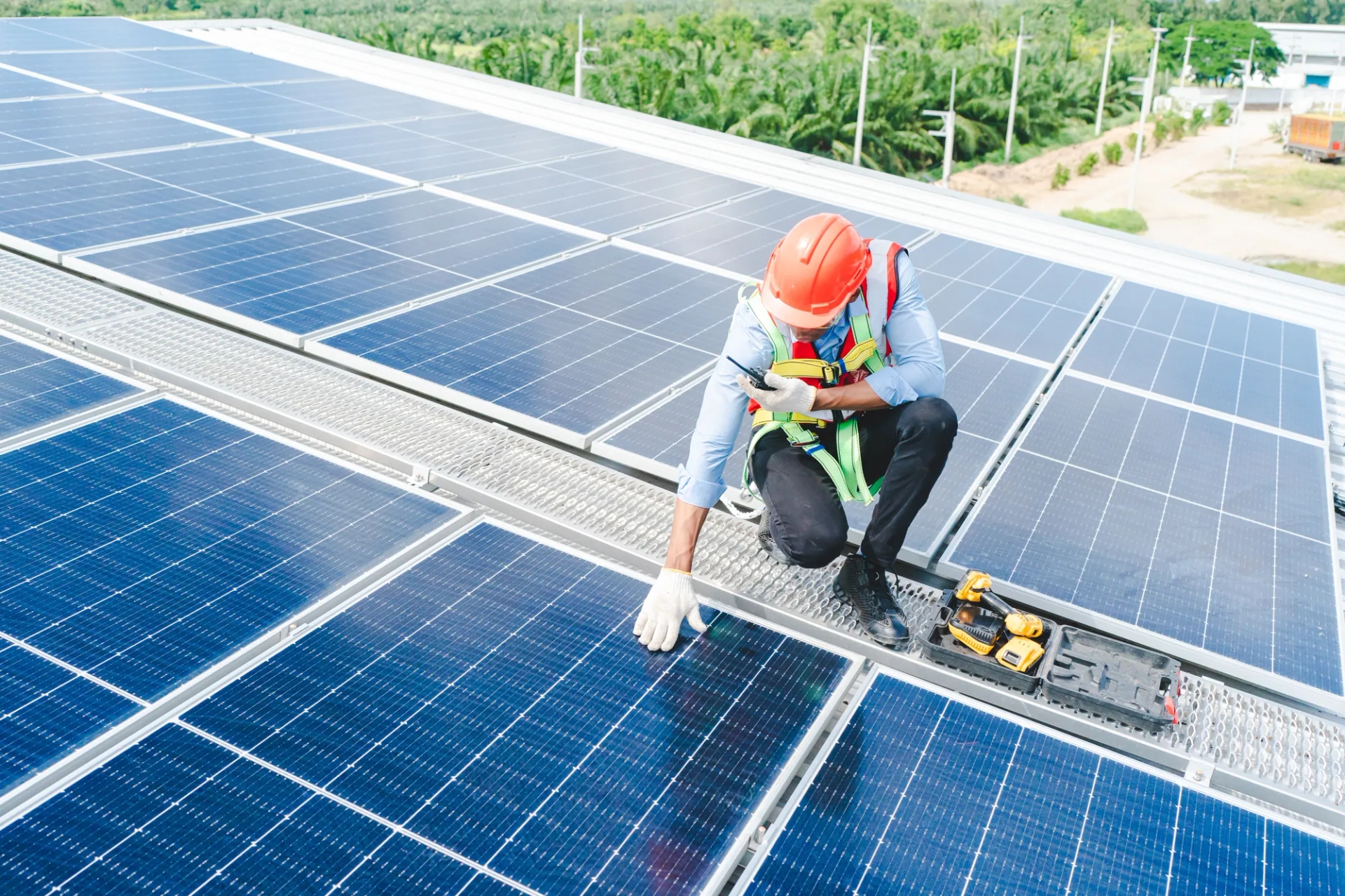 Técnico instalando painéis solares no telhado de um imóvel