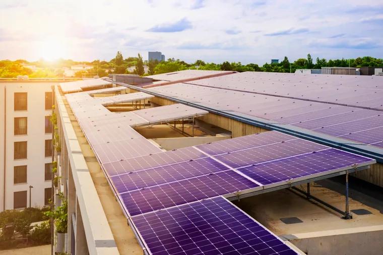 Casa com telhado de telhas e painéis solares instalados