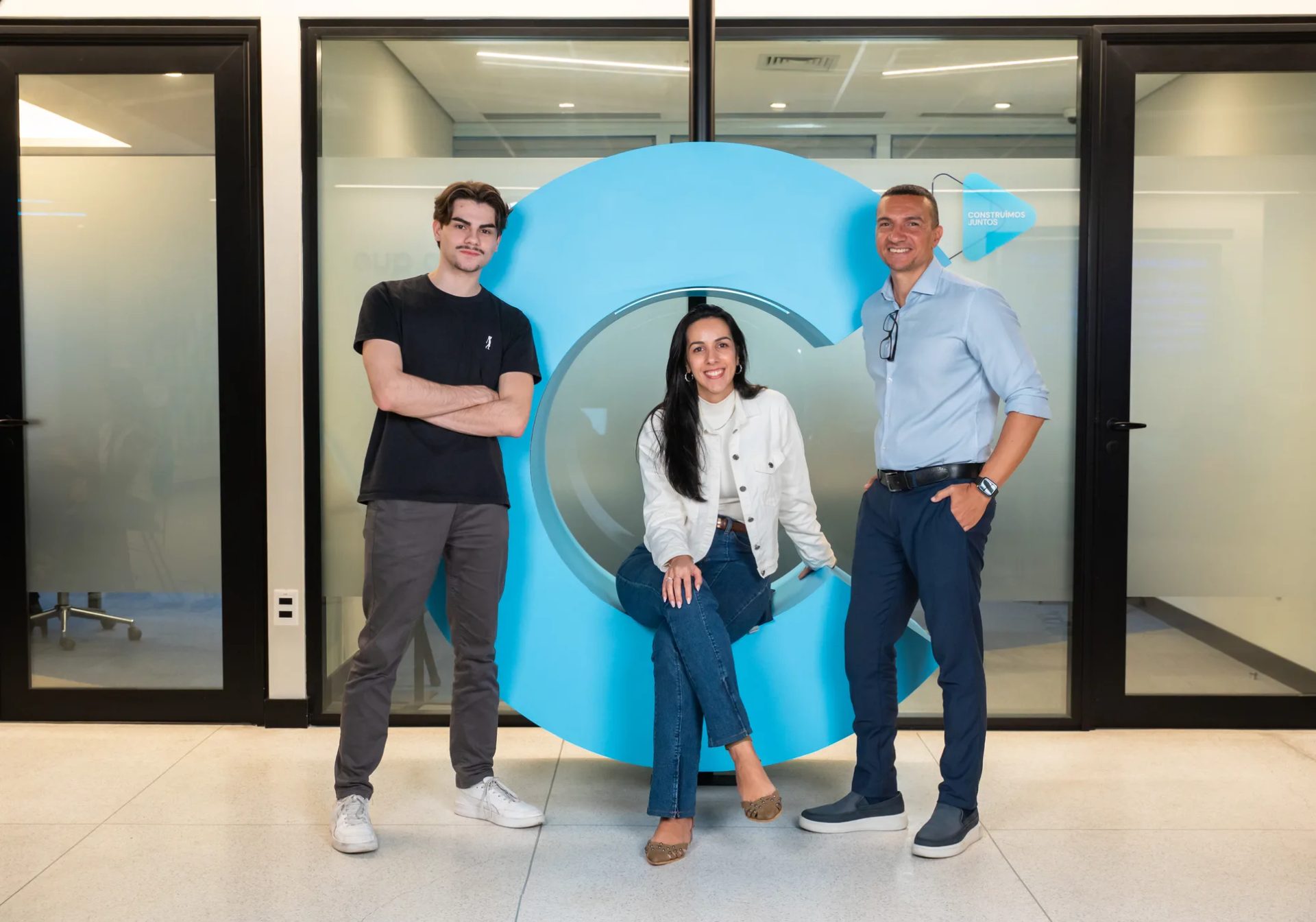 Time da CashMe reunido no escritório