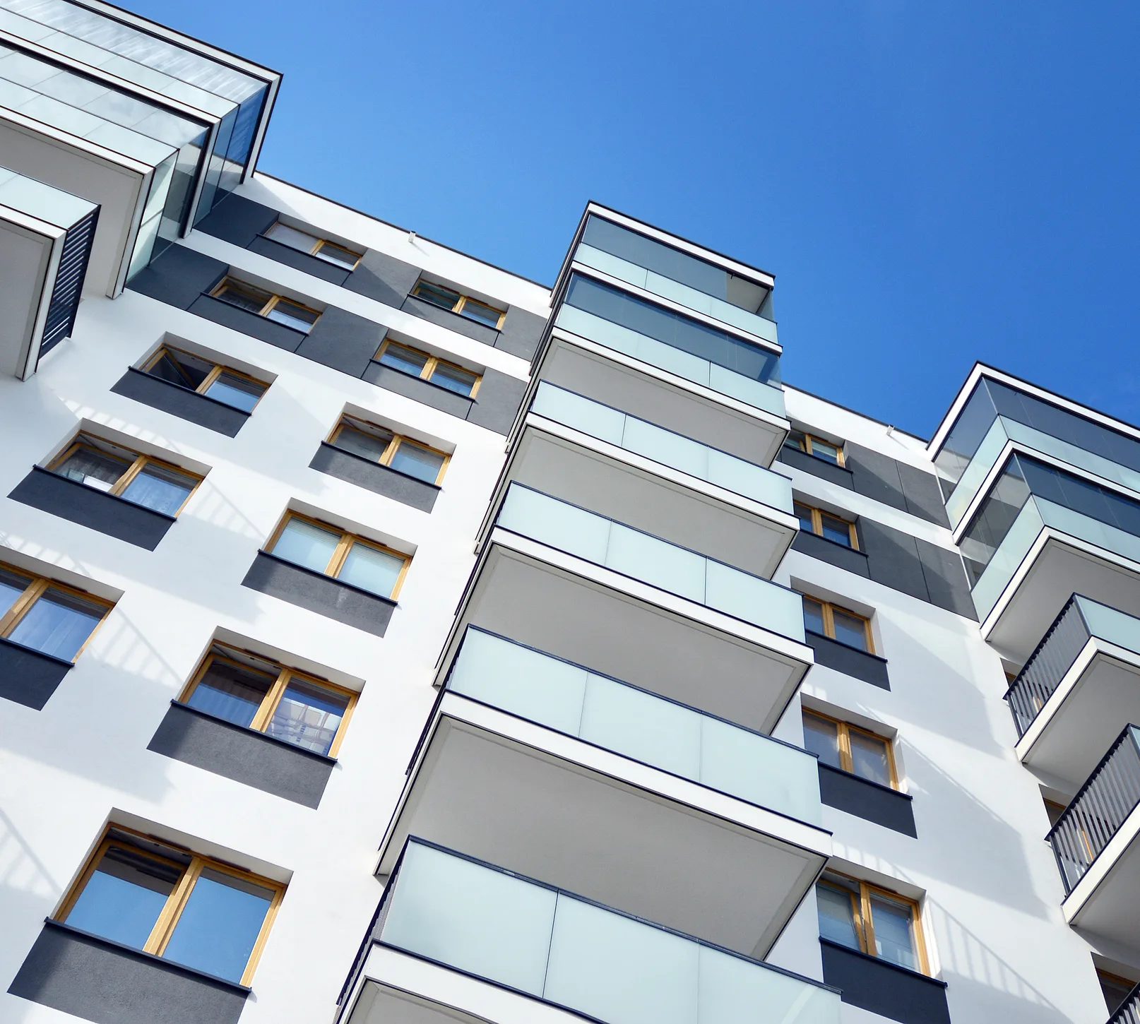 Fachada de um edifício residencial moderno vista de baixo