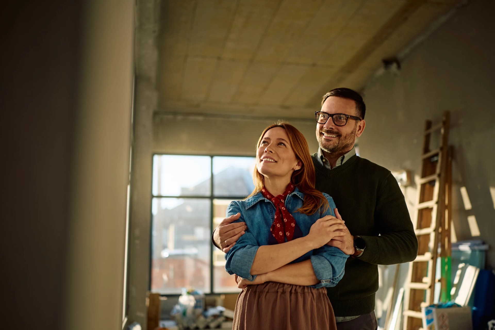 Casal observando o próprio imóvel em construção