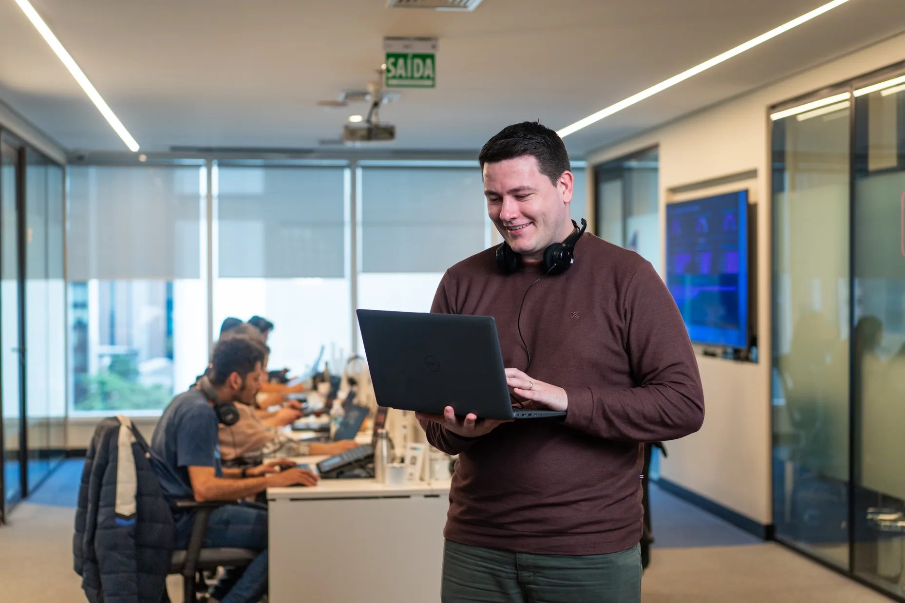 Atendente da CashMe trabalhando com um notebook no escritório