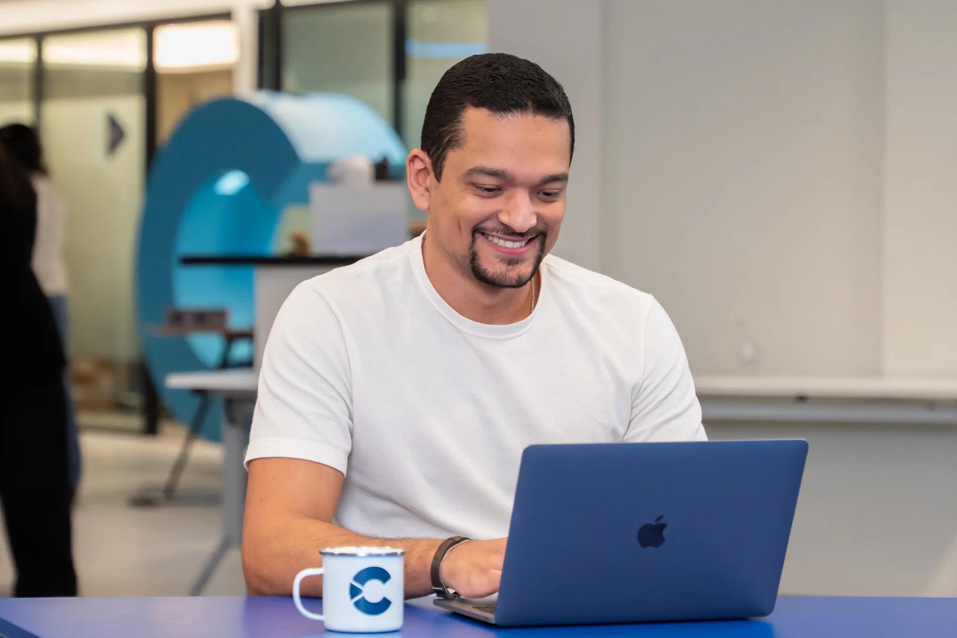 Especialista da CashMe analisando informações em um notebook no escritório