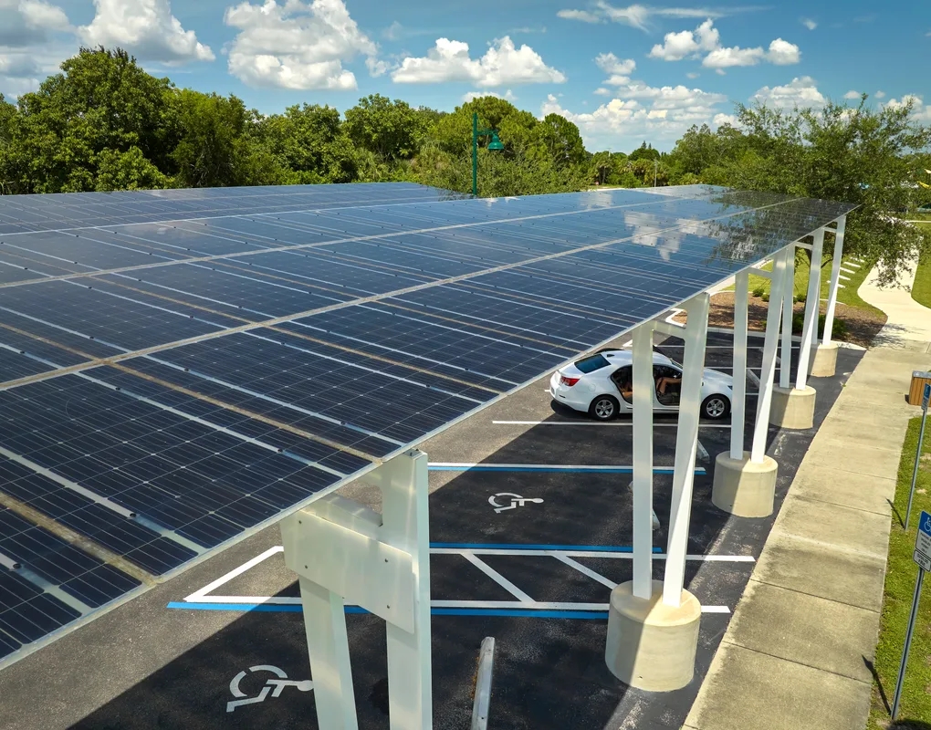 Placas de energia solar cobrindo o estacionamento de um condomínio