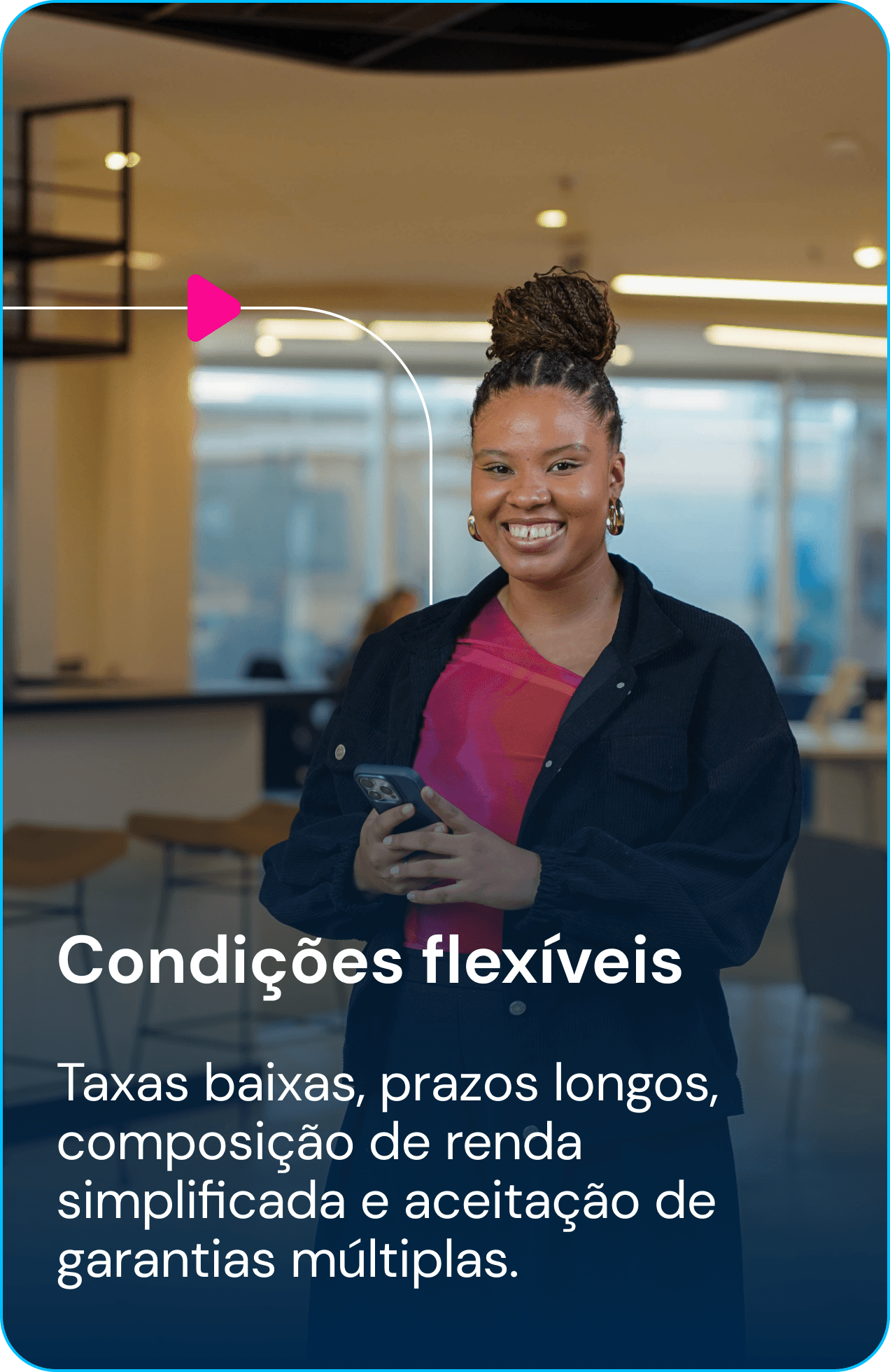 Mulher sorrindo enquanto utiliza o smartphone