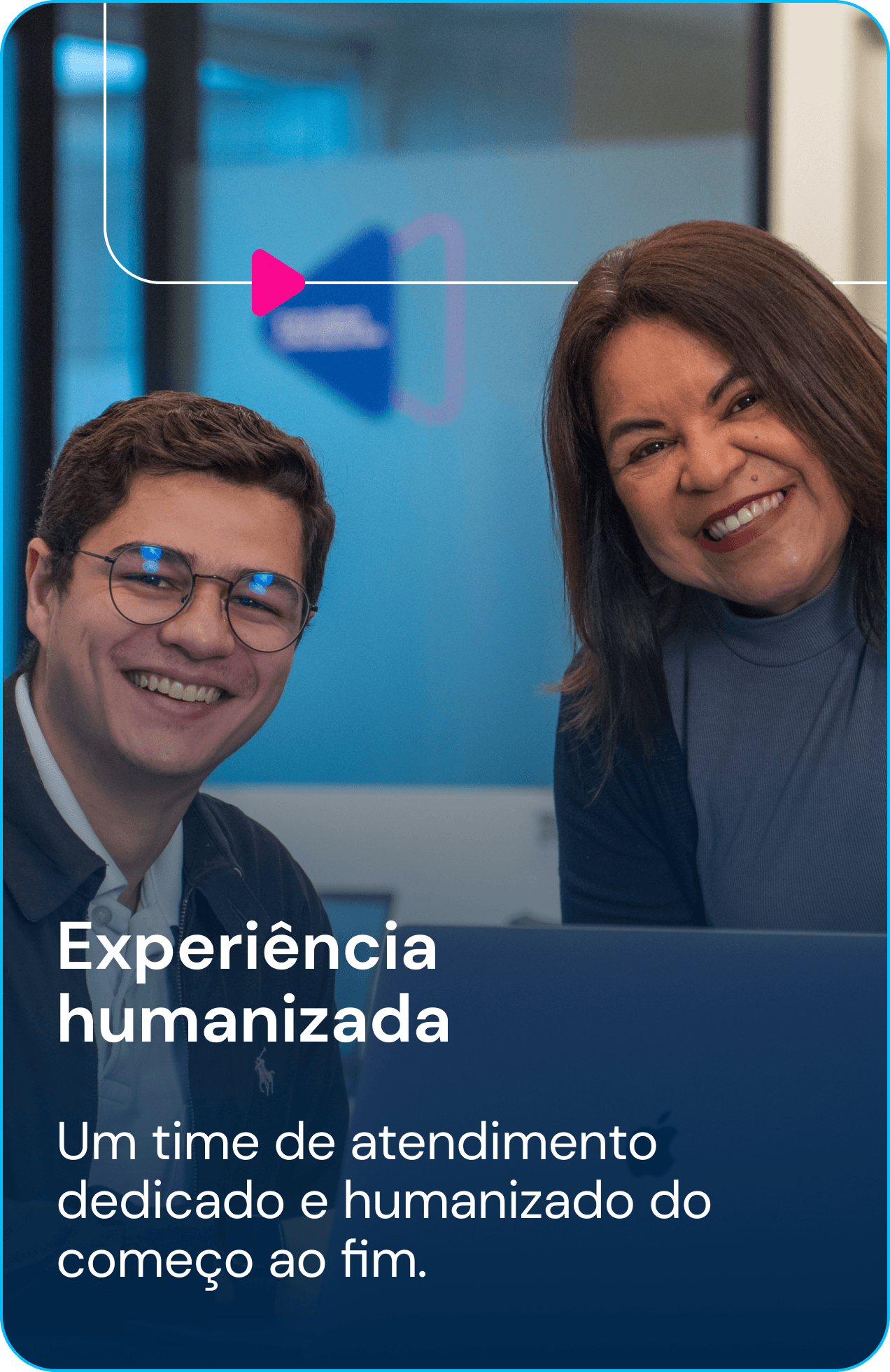 Cliente e especialista sorrindo durante atendimento