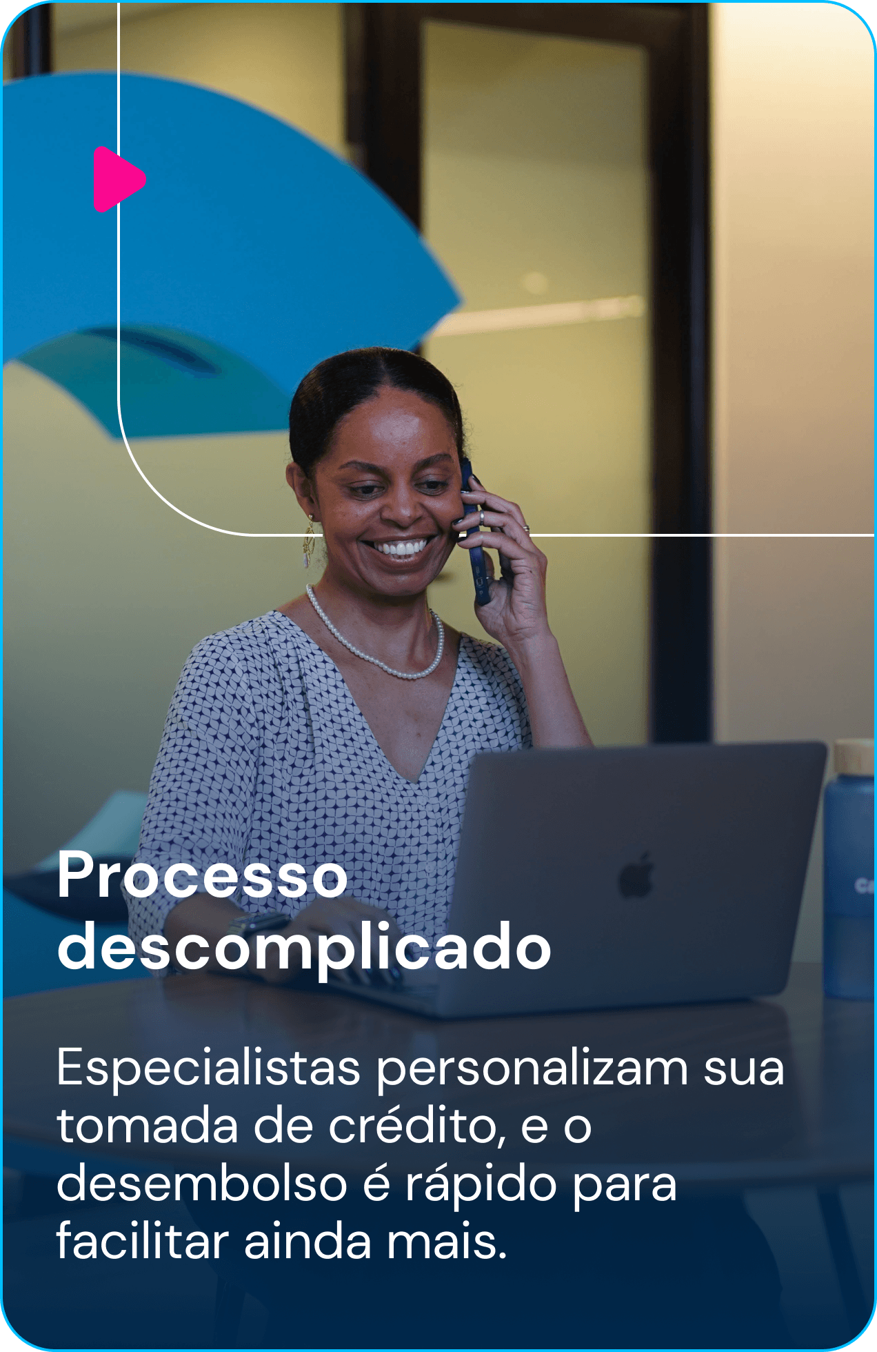 Mulher sorrindo durante atendimento por telefone