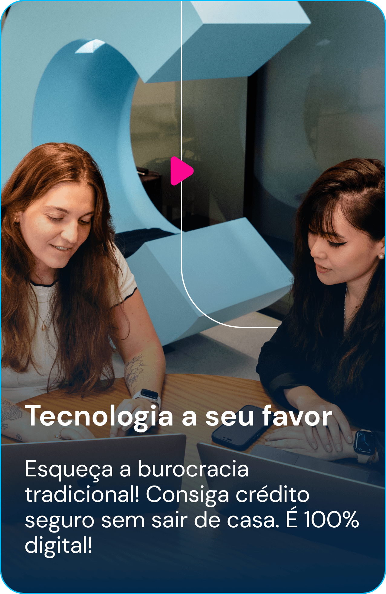Duas mulheres acessando crédito pelo computador
