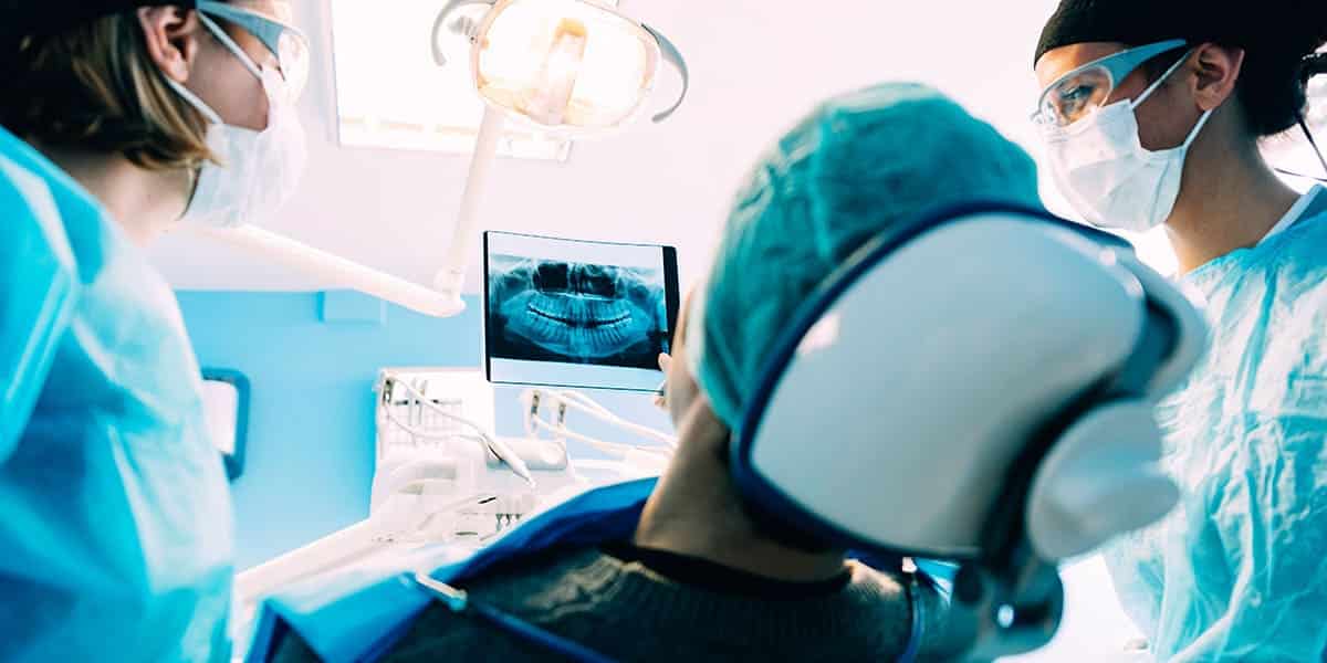 Como montar consultório odontológico. Dentistas trabalhando com paciente em uma clínica.