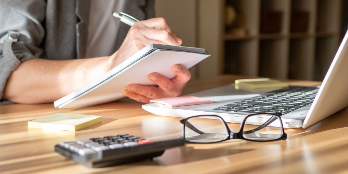 Para conseguir capital de giro, a empresa pode recorrer a cinco fontes principais: recursos próprios, antecipação de recebíveis, linhas de crédito bancário (incluindo crédito com garantia de imóvel), investidores externos e aportes de sócios. A escolha depende do porte do negócio, da urgência e do custo efetivo total (CET) de cada opção. Capital de giro é o valor que a empresa precisa manter em caixa para cobrir despesas operacionais de curto prazo, como pagamento de fornecedores, folha salarial, impostos e aluguel. Ele é calculado pela diferença entre o ativo circulante (recursos disponíveis) e o passivo circulante (obrigações de curto prazo). Quando essa diferença é insuficiente, a empresa enfrenta a chamada necessidade de capital de giro (NGC), que precisa ser coberta por fontes internas ou externas de financiamento. O que é capital de giro e como ele funciona na prática? Capital de giro é o dinheiro que circula dentro da empresa para manter as operações funcionando no dia a dia. Ele cobre o intervalo entre o momento em que a empresa paga seus fornecedores e o momento em que recebe dos clientes. Esse intervalo é o chamado ciclo financeiro. Na contabilidade, o capital de giro é representado pela relação entre dois componentes: o ativo circulante e o passivo circulante. A diferença entre eles determina se a empresa tem folga ou aperto de caixa. Ativo circulante e passivo circulante: o que compõe cada um O ativo circulante reúne tudo que a empresa pode converter em dinheiro no curto prazo (até 12 meses). Os itens mais comuns são: dinheiro em caixa e conta corrente, contas a receber de clientes, estoques de mercadorias e aplicações financeiras de liquidez imediata. O passivo circulante engloba todas as obrigações que vencem no mesmo período: contas a pagar a fornecedores, salários e encargos, impostos, aluguéis e parcelas de empréstimos de curto prazo. Quando o ativo circulante supera o passivo circulante, a empresa tem capital de giro positivo. Quando ocorre o contrário, o capital de giro é negativo, e o negócio precisa buscar recursos externos para não comprometer a operação. O que é a necessidade de capital de giro (NGC)? A necessidade de capital de giro (NGC) indica quanto dinheiro a empresa precisa ter disponível para financiar suas operações, descontando o que já possui em caixa. É uma métrica mais precisa do que o capital de giro simples, porque considera apenas os itens operacionais. A NGC aumenta quando a empresa concede prazos longos aos clientes, mantém estoques elevados ou paga fornecedores à vista. Ela diminui quando os prazos de recebimento são curtos, o estoque gira rápido e os fornecedores concedem prazo. Como calcular a necessidade de capital de giro? O cálculo da NGC permite dimensionar exatamente quanto a empresa precisa captar ou reservar para manter as operações sem interrupção. Fórmula da NGC A fórmula básica do capital de giro é: Capital de Giro = Ativo Circulante - Passivo Circulante Para a NGC operacional, a fórmula mais precisa é: NGC = Contas a Receber + Estoques - Fornecedores a Pagar Essa versão foca nos itens operacionais e exclui caixa, aplicações financeiras e dívidas bancárias, dando uma leitura mais limpa da necessidade real do negócio. Exemplo prático de cálculo e interpretação Considere uma distribuidora com os seguintes números mensais: Contas a receber de clientes: R$ 120.000. Estoques: R$ 80.000. Fornecedores a pagar: R$ 90.000. NGC = R$ 120.000 + R$ 80.000 - R$ 90.000 = R$ 110.000 Isso significa que a empresa precisa de R$ 110.000 em recursos para financiar seu ciclo operacional. Se ela tem R$ 60.000 em caixa, precisará buscar R$ 50.000 em fontes externas. Se o resultado da NGC fosse negativo, indicaria que os fornecedores financiam a operação, ou seja, a empresa recebe antes de pagar. Esse cenário é comum em varejistas com vendas à vista e prazo longo com fornecedores. A CashMe disponibiliza uma calculadora de capital de giro gratuita que facilita esse cálculo. Quais são as fontes para conseguir capital de giro? Cada fonte de capital de giro tem características distintas em relação a custo, prazo, risco e acessibilidade. A escolha deve considerar o momento do negócio e o custo efetivo total da operação. Recursos próprios e aportes de sócios Utilizar lucros retidos ou aportes dos sócios é a forma mais barata de financiar o capital de giro, pois não há juros envolvidos. É a opção mais indicada para empresas que já possuem reservas ou sócios dispostos a reinvestir. O lado negativo é a limitação de valor e a diluição de reservas que poderiam ser usadas para investimentos estratégicos. Para empresas em estágio inicial, essa costuma ser a principal (e às vezes a única) fonte disponível, prática conhecida como bootstrapping. Antecipação de recebíveis A antecipação de recebíveis permite que a empresa adiante valores de vendas a prazo, como duplicatas, boletos e recebíveis de cartão de crédito. Não é um empréstimo: a empresa adianta dinheiro que já é dela. As taxas variam entre 1,5% e 4% ao mês, dependendo do risco do sacado e da instituição. A vantagem é a rapidez na liberação e a não geração de endividamento adicional. A desvantagem é que, se o cliente não pagar, a empresa pode responder pelo valor (nas operações com coobrigação). Essa é uma boa opção para negócios com vendas recorrentes e previsíveis, especialmente quando o descasamento entre prazos de recebimento e pagamento pressiona o caixa. Empréstimos e linhas de crédito Existem diversas modalidades de empréstimo para CNPJ voltadas a capital de giro. As principais são: • Capital de giro bancário tradicional: linhas oferecidas por bancos com prazos de 12 a 60 meses. Segundo dados do Banco Central, as taxas médias de capital de giro com prazo superior a 365 dias vinham em trajetória de alta no início de 2026, acompanhando o ciclo de elevação da Selic, que atingiu 14,25% ao ano em março de 2025. • Crédito rotativo: funciona como um limite pré-aprovado que a empresa usa conforme a necessidade. É prático, mas possui juros elevados, frequentemente superiores a 20% ao ano. • Crédito com garantia de imóvel (home equity): modalidade em que a empresa (ou seus sócios) oferece um imóvel como garantia, obtendo taxas significativamente menores e com prazos de até 240 meses. É uma alternativa para quem precisa de valores altos (de R$ 50 mil a R$ 25 milhões) com custo reduzido. • Linhas de fintechs e bancos digitais: costumam ter processos mais ágeis e requisitos de documentação simplificados, mas as taxas podem ser superiores às de bancos tradicionais. Antes de contratar qualquer linha, compare o CET (Custo Efetivo Total), que inclui juros, tarifas, seguros e tributos. O CET é a métrica real de comparação entre ofertas, pois a taxa nominal de juros isolada pode ser enganosa. Investidores externos e capital com garantia Para empresas em crescimento acelerado, trazer investidores (anjo, venture capital ou private equity) pode ser uma forma de capitalizar o negócio sem gerar dívida. Em troca, o investidor recebe participação societária. O risco é a diluição do controle. Essa opção faz mais sentido quando a empresa precisa de capital para escalar e o retorno esperado justifica a cessão de equity. Outra alternativa é oferecer garantias reais (imóveis, equipamentos, veículos) para acessar linhas de crédito com taxas mais baixas. Quanto maior a garantia, menor o risco para o credor e, consequentemente, menor o custo para a empresa. Como usar o capital de giro de forma estratégica? Conseguir capital de giro é apenas metade do trabalho. A outra metade é aplicá-lo de forma que proteja e fortaleça o negócio. Sazonalidade, expansão e emergências Existem três cenários em que o capital de giro exige atenção especial: • Sazonalidade: negócios com receita concentrada em determinados meses (varejo no Natal, turismo no verão) precisam acumular reservas nos períodos de alta para cobrir os meses de baixa. Antecipar a captação de crédito antes do período de queda reduz o custo, porque a empresa negocia sem urgência. • Expansão: abrir uma filial, contratar equipe ou aumentar estoque exige capital adicional que não comprometa a operação atual. O erro mais comum é usar o capital de giro operacional para financiar investimentos, o que deixa o caixa descoberto. • Emergências: inadimplência de um grande cliente, quebra de equipamento ou mudança regulatória podem exigir recursos imediatos. Manter uma reserva equivalente a 3 a 6 meses de despesas fixas é a recomendação mais difundida entre consultores financeiros. Custo efetivo total: o que considerar antes de contratar crédito Ao avaliar qualquer linha de crédito para capital de giro, considere: • CET (Custo Efetivo Total): inclui juros, IOF, tarifas administrativas, seguros e qualquer encargo. É obrigatória a divulgação pelo credor, conforme regulamentação do Banco Central (Resolução CMN 3.517/2007). • Prazo versus custo: prazos mais longos diluem a parcela mensal, mas aumentam o custo total. Simule cenários. • Garantias exigidas: avaliar se o custo-benefício da garantia compensa. Oferecer um imóvel como garantia reduz taxas substancialmente, mas implica alienação fiduciária do bem. • Carência: algumas linhas oferecem período de carência (sem pagamento de parcela), o que ajuda no início, mas os juros seguem incidindo sobre o saldo. Como conseguir capital de giro para perfis diferentes de empresa? A disponibilidade de crédito e as condições variam conforme o porte e o histórico do negócio. Empresa nova Empresas com menos de 2 anos de operação enfrentam restrições de crédito porque ainda não possuem histórico financeiro consolidado. As opções mais acessíveis são: aportes dos sócios, microcrédito produtivo orientado (ofertado pelo BNDES e bancos públicos) e antecipação de recebíveis, se já houver vendas a prazo. Prepare um plano de negócios detalhado e mantenha o fluxo de caixa organizado desde o primeiro mês. Credores e investidores vão pedir esses dados. MEI O Microempreendedor Individual tem limite de faturamento de R$ 81.000 por ano (ou R$ 251.600 caso o novo teto proposto pelo PLP 108/2021 seja aprovado), o que restringe o acesso a grandes volumes de crédito. As opções mais comuns para capital de giro para MEI incluem: • Microcrédito produtivo: linhas subsidiadas com taxas menores, oferecidas por bancos públicos e instituições de microfinanças. • Antecipação de recebíveis de maquininha: se o MEI vende por cartão, pode antecipar esses valores com taxas entre 2% e 5% ao mês. • Crédito para MEI em fintechs: valores menores (R$ 1.000 a R$ 50.000) com aprovação simplificada, mas taxas variáveis. Pequenas empresas em crescimento PMEs com histórico de 2 a 5 anos e faturamento crescente têm acesso a linhas mais competitivas. A estratégia ideal combina fontes: usar antecipação de recebíveis para o dia a dia, manter uma linha de crédito pré-aprovada como reserva e, se necessário, avaliar crédito com garantia de imóvel para necessidades maiores. Diversificar as fontes de capital de giro reduz a dependência de um único credor e aumenta o poder de negociação. Quais práticas ajudam a manter o capital de giro saudável? A melhor forma de evitar crises de capital de giro é a gestão preventiva. Empresas que monitoram indicadores operacionais conseguem antecipar problemas e agir antes que o caixa aperte. Gestão de recebíveis e estoque Recebíveis e estoque são os dois maiores consumidores de capital de giro. Reduzir prazos de recebimento, oferecer desconto para pagamento antecipado e implementar política de crédito rígida para novos clientes são ações que aceleram a entrada de caixa. No estoque, o objetivo é manter o giro de estoque alto: comprar o necessário, evitar excesso e negociar reposição frequente com fornecedores em vez de compras grandes e espaçadas. Negociação com fornecedores Prazos maiores com fornecedores funcionam como capital de giro gratuito. Se o fornecedor oferece 30 dias e a empresa consegue negociar 60, são 30 dias adicionais de caixa sem custo de juros. Descontos à vista também valem a conta quando o retorno supera o custo de oportunidade. Se o fornecedor oferece 3% de desconto para pagamento à vista e a empresa pagaria 2% ao mês de juros sobre capital de giro emprestado, o desconto compensa. Indicadores: DSO, DPO e ciclo financeiro Três indicadores são essenciais para monitorar a saúde do capital de giro: • DSO (Days Sales Outstanding): prazo médio de recebimento de clientes, em dias. Quanto menor, melhor. • DPO (Days Payable Outstanding): prazo médio de pagamento a fornecedores, em dias. Quanto maior, melhor para o caixa. • Ciclo financeiro: DSO + prazo médio de estoque - DPO. Quanto menor o ciclo, menor a necessidade de capital de giro externo. Acompanhar esses números mensalmente permite identificar tendências antes que se tornem problemas. Quais são os riscos de recorrer a crédito para capital de giro? Crédito é uma ferramenta, não uma solução permanente. Usar de forma recorrente para cobrir déficits operacionais estruturais é sinal de que o modelo de negócio precisa ser revisado. CET, cláusulas contratuais e custos ocultos Antes de assinar qualquer contrato de crédito: • Verifique o CET e compare entre instituições. Uma diferença de 0,5% ao mês pode representar dezenas de milhares de reais ao longo do contrato. • Leia cláusulas de vencimento antecipado, multas por atraso e condições de liquidação antecipada. O Código de Defesa do Consumidor (art. 52, §2°) garante o direito à redução proporcional de juros e encargos em caso de quitação antecipada. • Pergunte sobre seguros embutidos e tarifas de manutenção, que nem sempre aparecem na taxa de juros nominal, mas integram o CET. Endividamento excessivo e juros compostos O risco mais grave é o ciclo de endividamento: a empresa contrai crédito para pagar crédito anterior, acumulando juros compostos. Dados do Banco Central de janeiro de 2026 mostram que a inadimplência de pessoas jurídicas estava em 2,6%, mas esse percentual sobe significativamente entre micro e pequenas empresas. Regra prática: o comprometimento total de receita com dívidas de curto prazo não deve ultrapassar 30%. Se ultrapassar, é hora de renegociar prazos, buscar linhas mais baratas ou reestruturar a operação. Perguntas frequentes sobre capital de giro Antes de fechar, reunimos as dúvidas mais comuns que empresários fazem sobre capital de giro, crédito empresarial e gestão de caixa. Qual a diferença entre capital de giro e fluxo de caixa? Capital de giro é o saldo disponível para operações (ativo circulante menos passivo circulante). Fluxo de caixa é o registro das entradas e saídas de dinheiro ao longo do tempo. O capital de giro é uma fotografia; o fluxo de caixa é um filme. Ambos são complementares para a gestão financeira. Capital de giro negativo significa que a empresa está quebrada? Não necessariamente. Empresas com capital de giro negativo podem operar normalmente se o modelo de negócio gerar caixa rápido, como supermercados que recebem à vista e pagam fornecedores a prazo. O problema surge quando o capital de giro negativo é causado por inadimplência ou excesso de dívidas. Quanto de capital de giro minha empresa precisa? Depende do ciclo financeiro do negócio. A regra geral é manter reserva equivalente a 3 a 6 meses de despesas operacionais fixas. O cálculo preciso vem da NGC: some contas a receber e estoques e subtraia fornecedores a pagar. Qual a fonte de capital de giro mais barata? Recursos próprios (lucros retidos) têm custo zero de juros. Entre as fontes externas, o crédito com garantia de imóvel oferece as menores taxas do mercado, a partir de 1% ao mês, com prazos de até 240 meses. MEI pode conseguir capital de giro em banco? Sim. Bancos públicos (Caixa, Banco do Brasil, BNDES via agentes financeiros) e fintechs oferecem linhas específicas para MEI, geralmente com valores entre R$ 1.000 e R$ 50.000. O principal requisito é estar em dia com o DAS (Documento de Arrecadação do Simples Nacional). Vale a pena usar crédito rotativo como capital de giro? Apenas em emergências pontuais e por poucos dias. O crédito rotativo para PJ pode superar 20% ao ano, segundo dados do Banco Central. Para necessidades recorrentes, linhas de capital de giro com prazo definido ou antecipação de recebíveis são alternativas muito mais econômicas. Como o home equity pode ser usado para capital de giro empresarial? Os sócios ou a própria empresa (se possuir imóvel no patrimônio) podem oferecer o bem como garantia para obter crédito com taxas reduzidas. O valor liberado pode ser usado livremente, inclusive para capital de giro. A alienação fiduciária não impede o uso do imóvel durante o contrato. Como evitar que a empresa dependa sempre de crédito para girar? A solução é estrutural: reduzir o ciclo financeiro (receber mais rápido, pagar mais devagar), otimizar estoques, melhorar a margem operacional e construir uma reserva de caixa. O crédito deve ser pontual, não permanente.